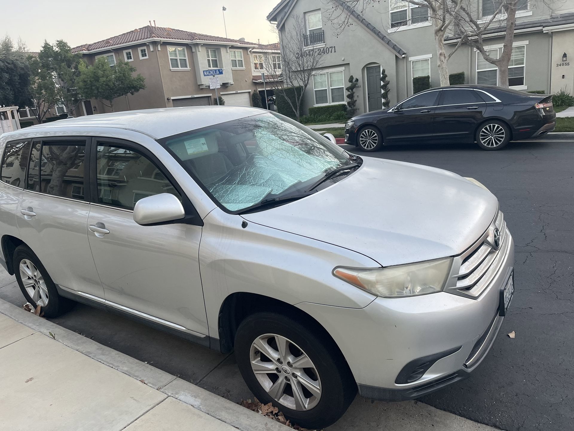 2011 Toyota Highlander — clean title, needs engine replacement